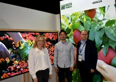 Montse Baró, Marc Torres y Quim Segura, de Greenfarmers, productores de fruta de hueso y cítricos