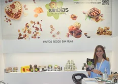 Cristina Pardillos, en el stand de Frutos secos San Blas, muestra la oferta de frutos secos fritos en aceite de oliva