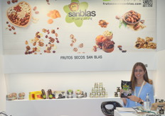 Cristina Pardillos, en el stand de Frutos secos San Blas, muestra la oferta de frutos secos fritos en aceite de oliva