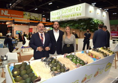 Juan Antonio Reyes, Jorge Reyes y María Reyes, en el stand de Reyes Gutiérrez, productores, importadores y exportadores de mango y aguacate.