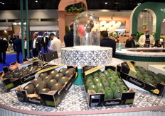 Aguacates y mangos expuestos en el stand de Frutas Montosa