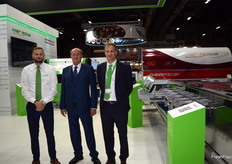 Philippe Blanc, Fabrice Blanc y Christophe Blanc, en el stand de Maf Roda, líder en maquinaria y automatización de calibrado y clasificación de fruta, presentando los últimos avances, como su máquina CherryScan.