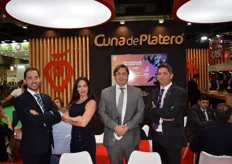 Juanma, Ela Daher, Juan Báñez y Sergio Sainz en el stand de Cuna de Platero, presentando su nueva variedad de fresa Cupla.