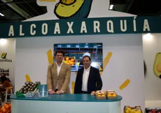  José Antonio Alconchel Jr. y José Antonio Alconchel, en el stand de Alcoaxarquía, empresa malagueña productora y comercializadora de frutas tropicales y cítricos Bio con filial en Perú.