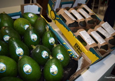 Aguacates expuestos en el stand de Alcoaxarquía, con nuevos envases reciclables.