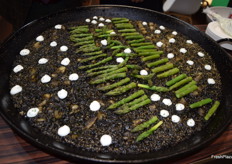Paella elaborada con espárrago verde, en el stand de Los Gallombares.