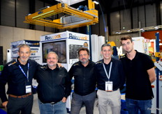 Antonio Fernández, Oscar Saldaña, Carlos Saldaña, Isidro Puigdemassa y Rubén Yemes, en el stand de Reisopack, líderes en tecnología de flejación de pallets. 