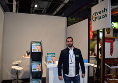 Javier Santana, del departamento comercial de Viveros Santana, visitando el stand de FreshPlaza.