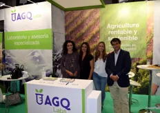 Elena Valles, Beatriz Bautista, Matilde Martín e Íñigo Pérez Baroja, en el stand de AGQ Labs.