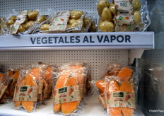 Patatas cocidas al vapor con piel y boniato cocido al vapor en mitades, expuestas en el stand de Huercasa.