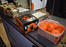 Envases expuestos en el stand de Royo Fruits.