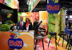 Diego Martínez y Juani Martínez, en el stand de Diego Martínez. 