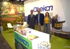 Vicente Conejos, Rafael Valenciano y Mireia Martínez, en el stand de Obeikan, fabricantes de envases MDF.