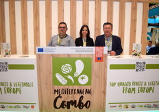 Stand de Mediterranean Combo, en el que formó parte la Asociación Española del Kaki. De izquierda a derecha: Lluís Pérez (gestión), Lara Peiró (marketing) y Pascual Prats, presidente de la Asociación Española del Kaki.