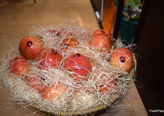 Primeras granadas Mollar de la temporada en el stand de la cooperativa Cambayas, de Elche. 