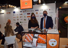 María Galán y José Enrique Sanz, en el stand de la IGP Cítricos Valencianos. 