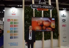 Josep Presseguer, gerente de la cooperativa Fruits de Ponent, que pasa a etiquetar toda la gama de fruta de hueso, además de paraguayo, en su marca OKI.