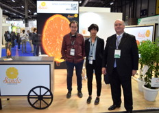 Luís Corral, Mercé Millán y Juan Caballol (CEO) en el stand de la variedad de clementina protegida Sando.