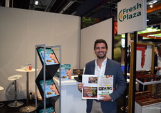 Álvaro Partida, director comercial de Partida Logistics, visitando el stand de FreshPlaza.