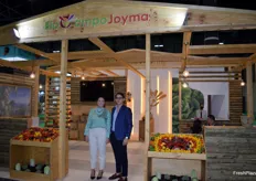 José Francisco Moreno y María Ruíz, en el stand de Bio Campojoyma, la empresa almeriense productora de hortalizas y limones BIO y Demeter.