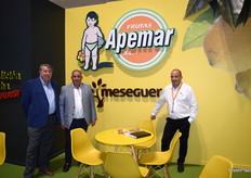 Emilio Leite, Francisco Pelegrín y Carlos Pelegrín, en el stand de Apemar, empresa murciana productora y comercializadora de limón y pomelo. 