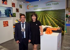 Sergio Orobal, gerente de Catman Fresh, y María C. García, del departamento comercial, arrancando ya con su campaña de cítricos.