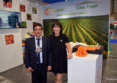 Sergio Orobal, gerente de Catman Fresh, y María C. García, del departamento comercial, arrancando ya con su campaña de cítricos.