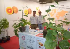 Mauro Rey y Joaquín Rey, en el stand de Fruit Growing Quality. Vivero de plantas de kiwis rojos y amarillos, así como productores y comercializadores de la fruta bajo la marca KIBI. 