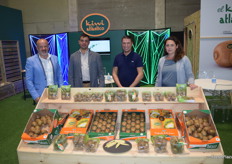 Carlos Vila, gerente de la empresa gallega Kiwi Atlántico, junto a sus compañeros Juan, Moncho y Amparo.