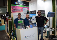 Guillermo Valenzuela, Tomás Vicente y Cristóbal Rivas en el stand de WiseConn, promocionando la tecnología DropControl, una plataforma compuesta por hardware de terreno que, mediante comunicaciones inalámbricas, permite desplegar información vital en un software web y app móvil. Las herramientas especificas para analizar el clima, riego, humedades de suelo y fuentes de agua permiten al agricultor tomar mejores decisiones de riego y fertilización.