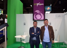 Martín Torres y José Aurelio García, en el stand de Explum, cooperativa extremeña productora y comercializadora de ciruela y otras frutas de hueso.