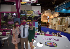 María José Gallego, Lidia Aaracil y Fernando Pellín, en el stand de Uvasdoce. 