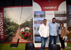 Frank Luque, Lluís Laporta y Paula Palacios, en el stand de Novafruit, especialistas en mallas protectoras.