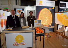 Stand de la clementina protegida Sando, con Joan, Eva y Lluís.