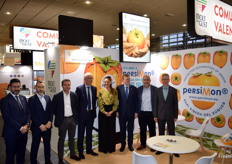 Presidente de la Generalitat Ximo Puig y parte de su gobierno en el stand del Consell Regulador Kaki de la Ribera del Xúquer.