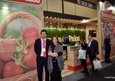 Enrique Muñoz y Silvia Gómezen el Stand de la cooperativa onubense Fresón de Palos.
