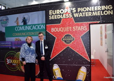 Piedad Coscollá y Miguel Abril, en el stand de Anecoop, haciendo gala del 30 aniversario de las sandías sin semillas Bouquet.