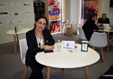 Cristina García Fernández, de Probelte, en el stand de Apoexpa, Asociación de productores de fruta de hueso y uva de mesa de Murcia.  