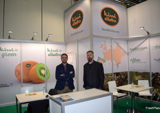 José Piñeiro y Dimitris Loutsigkas en el stand de la empresa gallega Kiwi Atlántico. 