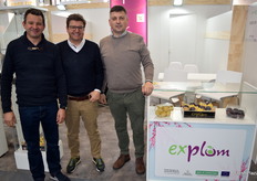 José Francisco Tello, Marín Torres t José Aurelio García, en el stand de Explum, cooperativa productora de fruta de hueso y especialista en ciruela, con sede en Valdelacalzada, Badajoz.