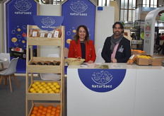 Pilar Checa y Rafael Pérez, de NaturSaez, que ha presentado en la feria sus nuevos cítricos (naranja, limón, lima y pomelo) deshidratados