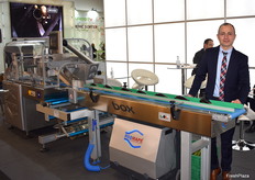 Nicola Merlin, de RGD Mape, junto a una de sus soluciones de envasado automático