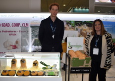 Oliver Grütther y Mónica Cortés, en el stand de Hortiporrinas, donde exhibieron sus especialidades: la cebolleta tierna y la calabaza