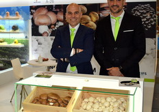 Sergio Pinto y Sergio Santiago, en el stand de NeoFungi donde se podían ver los champiñones blancos, Portobello y Pleurotus eryngii que produce la compañía de Albacete