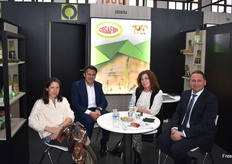 M.ª Carmen García, Álvaro cuesta, Carmen Ortiz y Javier Trujillo, en el stand de la Cooperativa Agrícola San Francisco, Cosafra, de Huétor Tájar