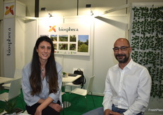 María Valencia y Miguel Aceituno, en el stand de Biosphera