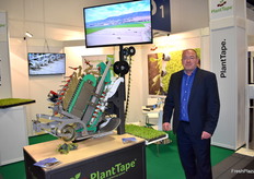 Bram Stroot, en el stand de PlantTape, junto al sistema para la siembra automática de plantones
