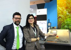 Christophe Nivet y Camilla Khrulova, de MAF RODA, presentan el nuevo sistema de tratamiento con ozono.