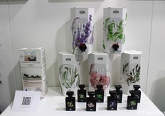 WDRINK se elabora a partir de flores y plantas aromáticas frescas ecológicas (albahaca, cedro, helicriso, geranio, lavanda de Casola, melisa, menta piperita, rosa de Damasco, romero, salvia, tomillo, olivo de Leccino), cultivadas en Italia y destiladas mediante un proceso de conservación que preserva su intensa fragancia y sus propiedades beneficiosas. El producto está disponible en envase bag-in-box de 1,5 litros y en botella de cristal de 50 ml, blanca o negra, según se desee beber o pulverizar directamente sobre bebidas o alimentos listos para el consumo, calientes o fríos.
