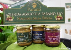 La empresa puso el foco en productos sus consolidados y en una novedad, cuya idea se lanzó en octubre de 2023. "Tardamos año y medio y está claro que hubo mucho trabajo detrás. Durante meses experimentamos para conseguir la cremosidad, la fragancia, el sabor y la persistencia deseados. Ahora esperamos que los consumidores preocupados por la calidad aprecien nuestros productos. El concepto no deja margen para el error: UnaBio, DueBio, TreBio. Cremas con uno, dos o tres ingredientes, en tarros de 180 y 500 gramos.